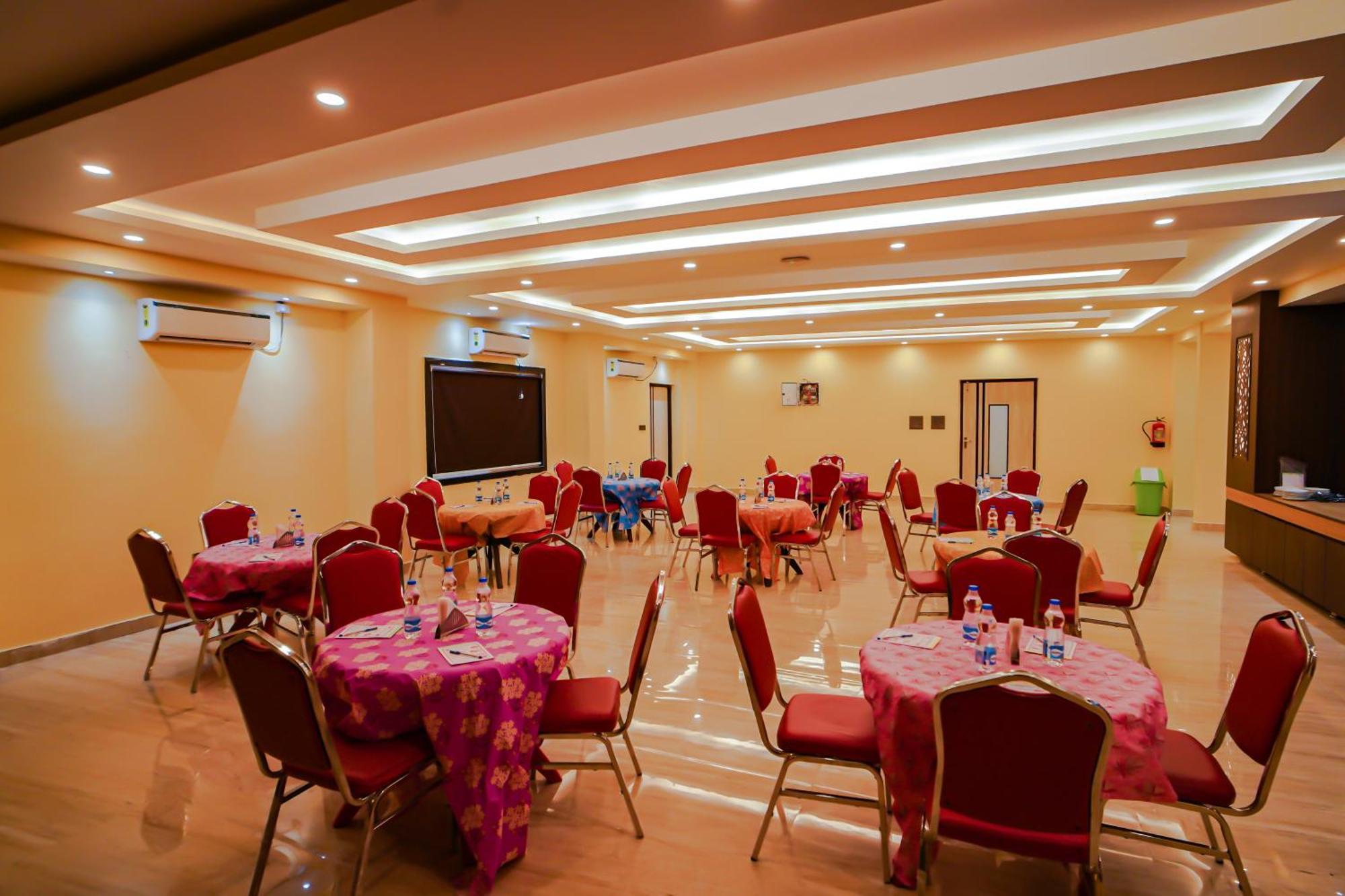 Prasant On Beach Resort !! Lift - Wifi -Restaurant-Parking Facilities-Newly Decorated Room !! 만다르모니 외부 사진