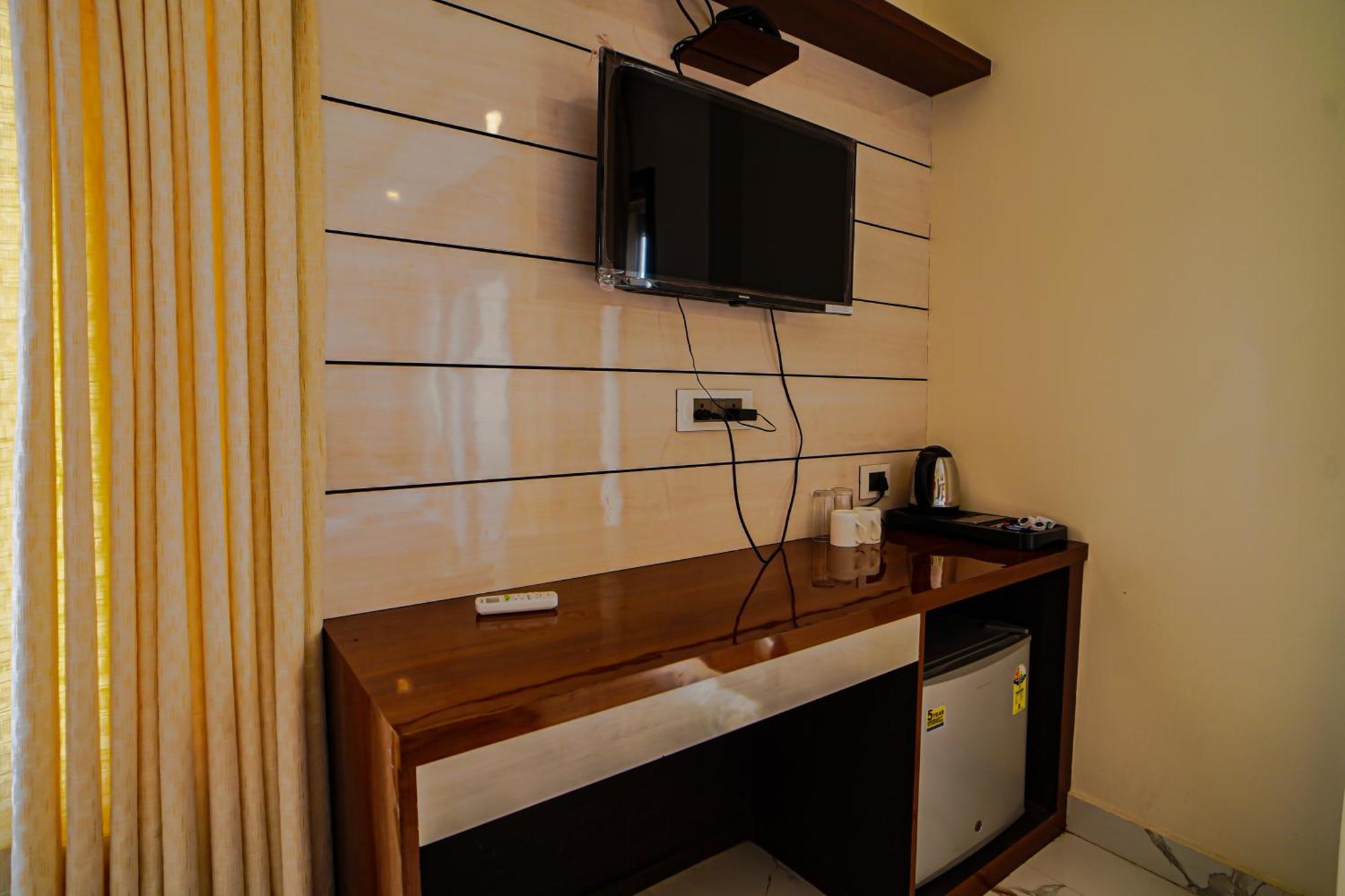 Prasant On Beach Resort !! Lift - Wifi -Restaurant-Parking Facilities-Newly Decorated Room !! 만다르모니 외부 사진