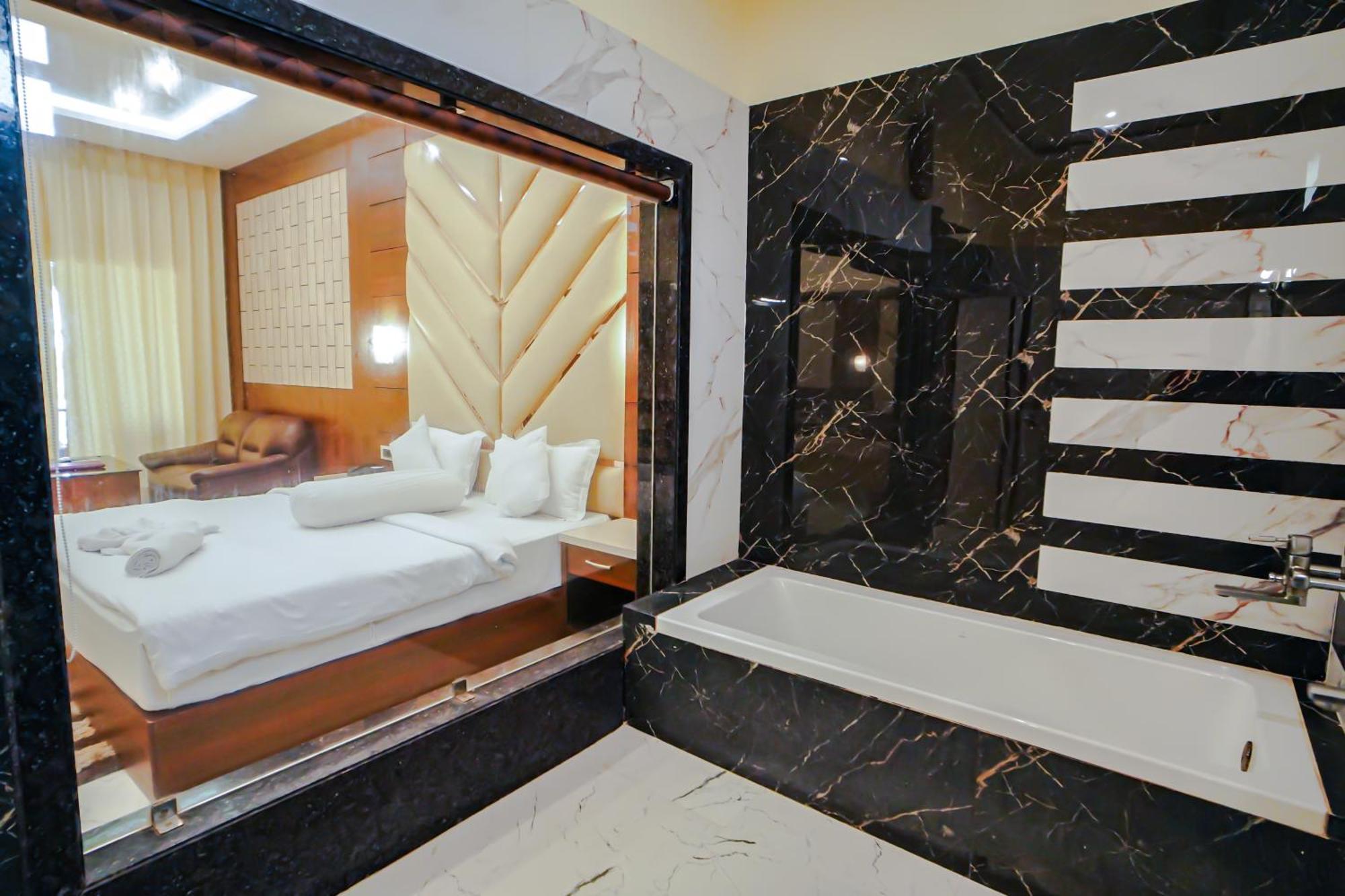 Prasant On Beach Resort !! Lift - Wifi -Restaurant-Parking Facilities-Newly Decorated Room !! 만다르모니 외부 사진