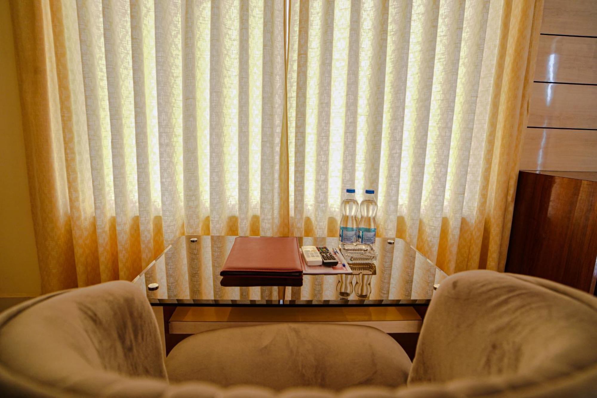 Prasant On Beach Resort !! Lift - Wifi -Restaurant-Parking Facilities-Newly Decorated Room !! 만다르모니 외부 사진
