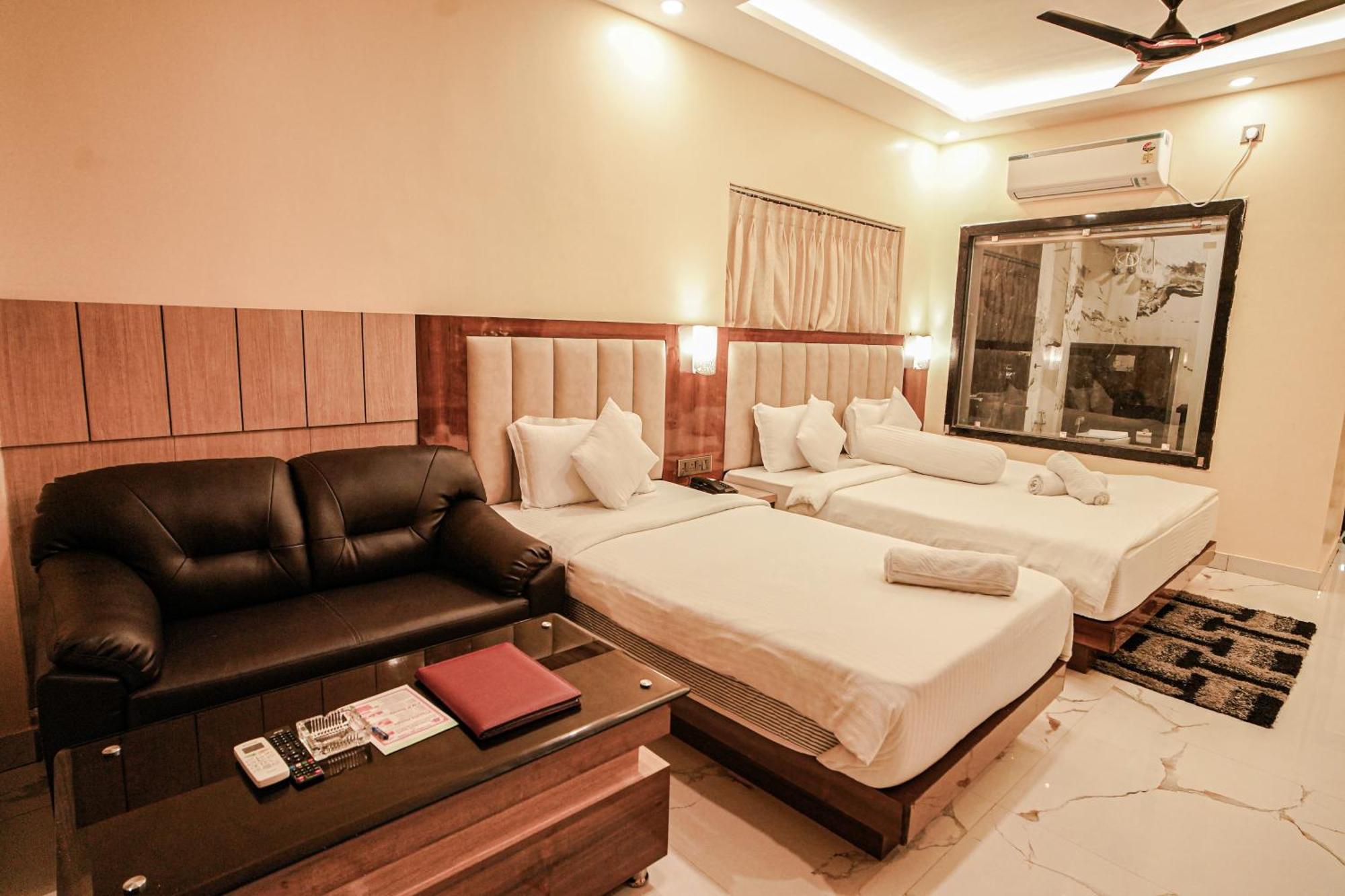 Prasant On Beach Resort !! Lift - Wifi -Restaurant-Parking Facilities-Newly Decorated Room !! 만다르모니 외부 사진