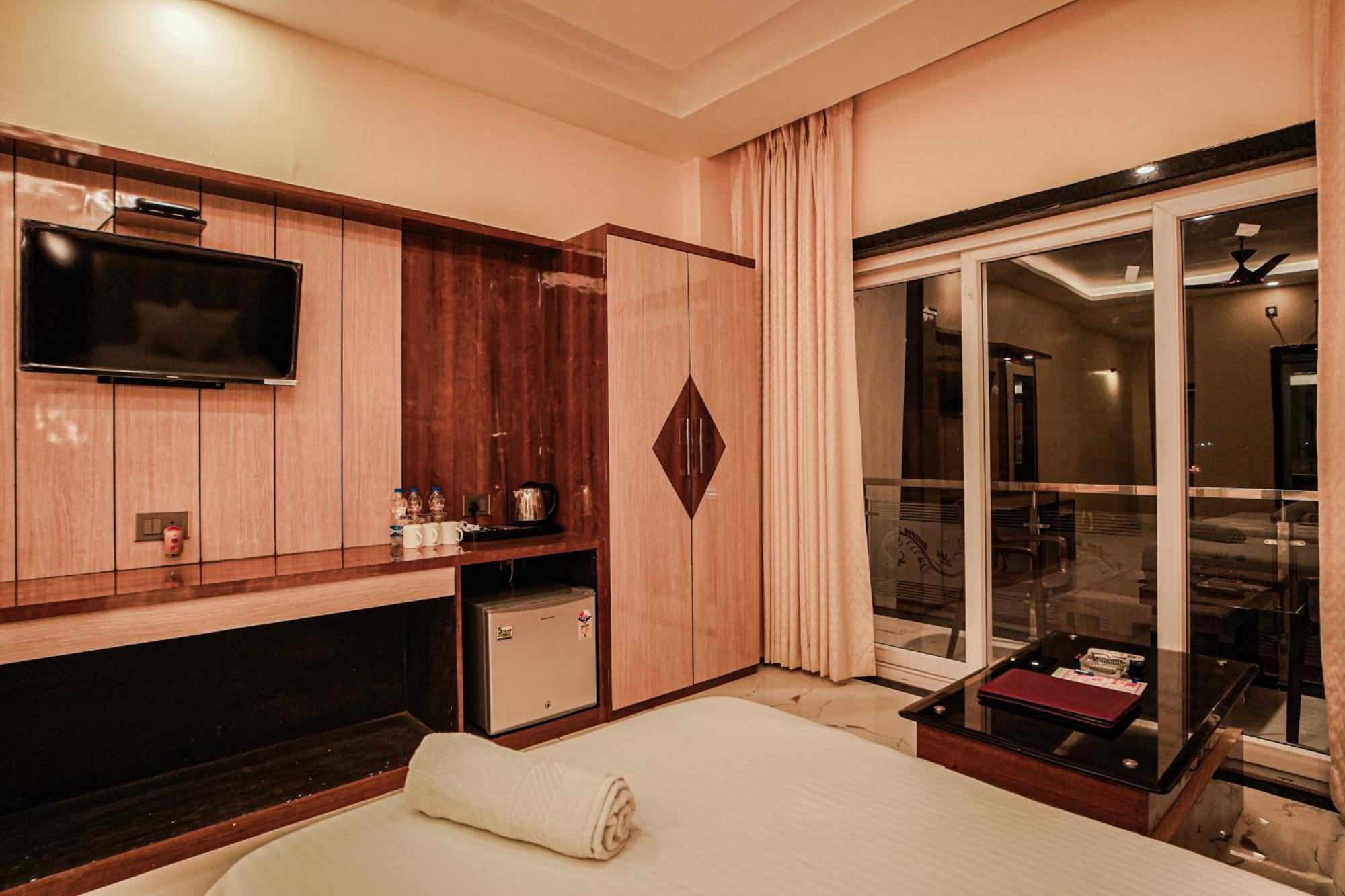 Prasant On Beach Resort !! Lift - Wifi -Restaurant-Parking Facilities-Newly Decorated Room !! 만다르모니 외부 사진