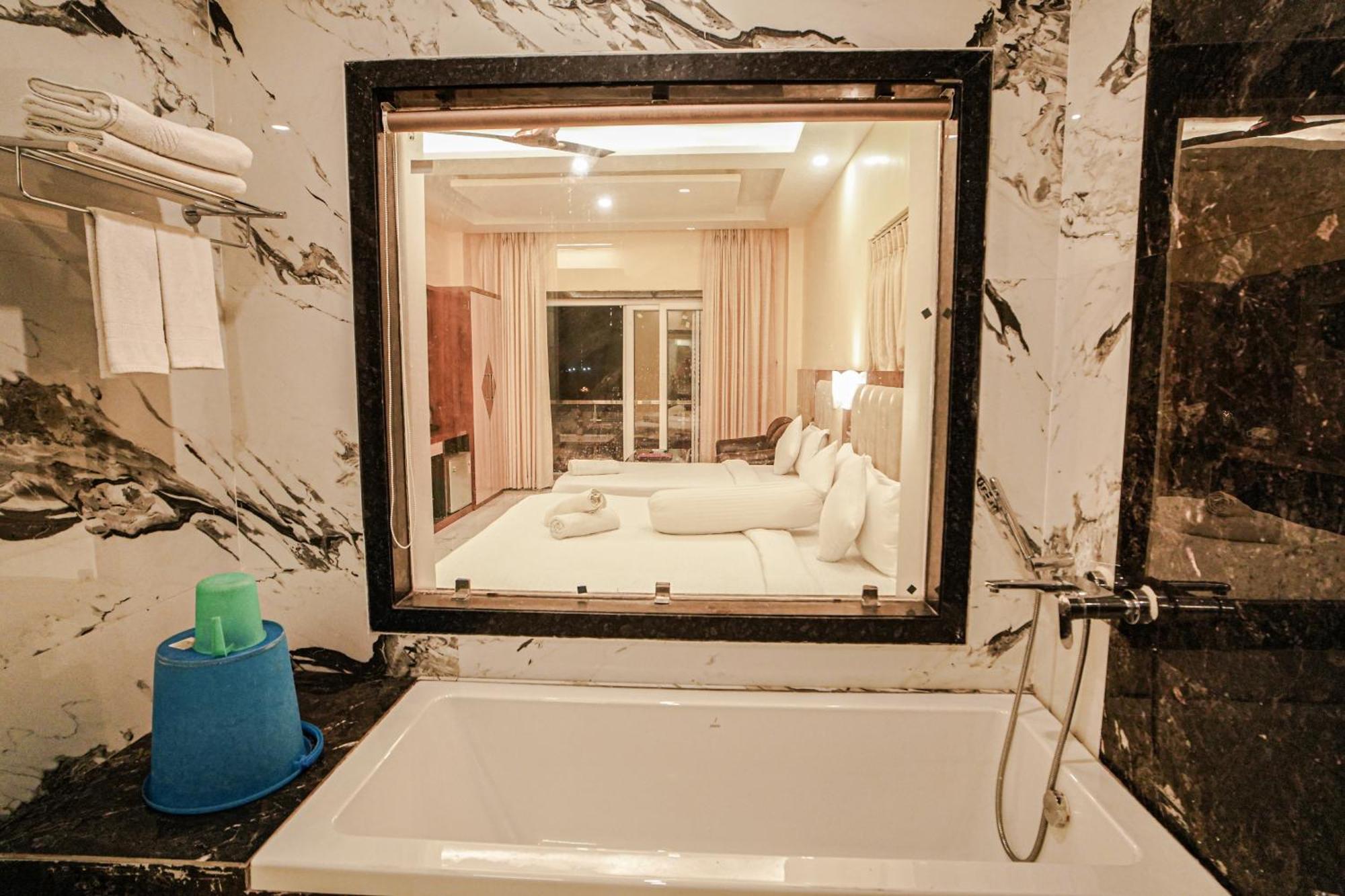 Prasant On Beach Resort !! Lift - Wifi -Restaurant-Parking Facilities-Newly Decorated Room !! 만다르모니 외부 사진