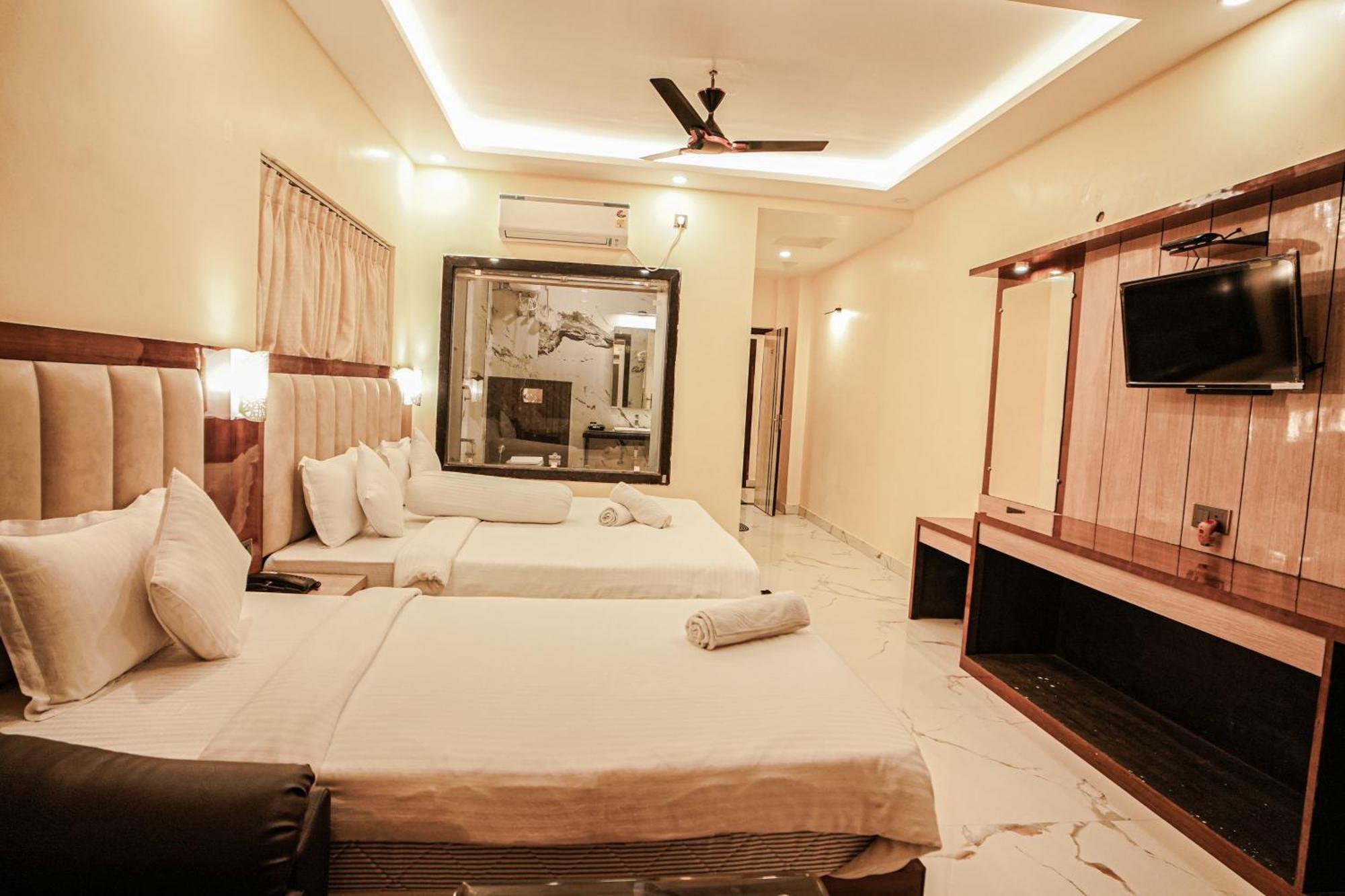 Prasant On Beach Resort !! Lift - Wifi -Restaurant-Parking Facilities-Newly Decorated Room !! 만다르모니 외부 사진