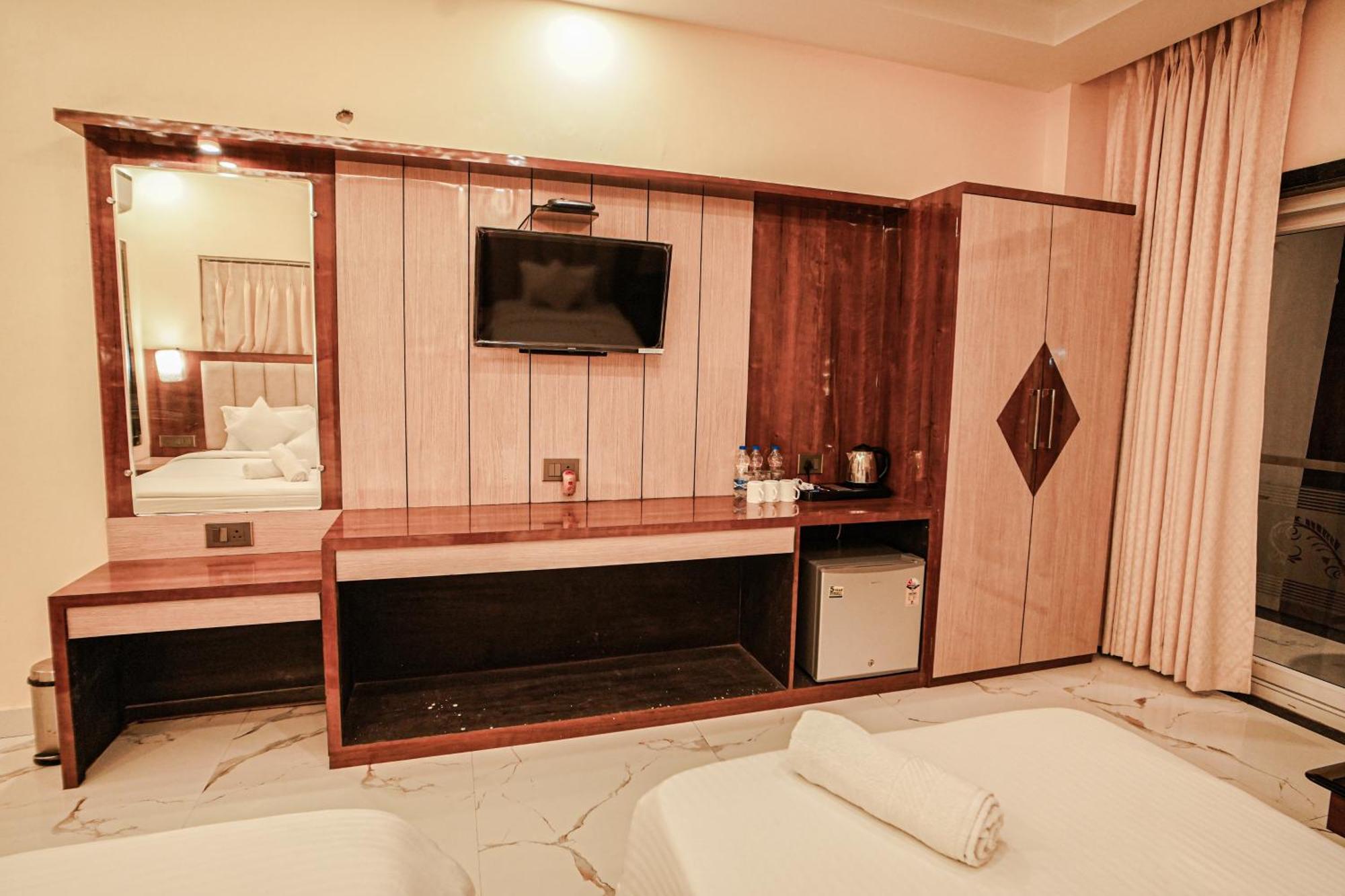 Prasant On Beach Resort !! Lift - Wifi -Restaurant-Parking Facilities-Newly Decorated Room !! 만다르모니 외부 사진