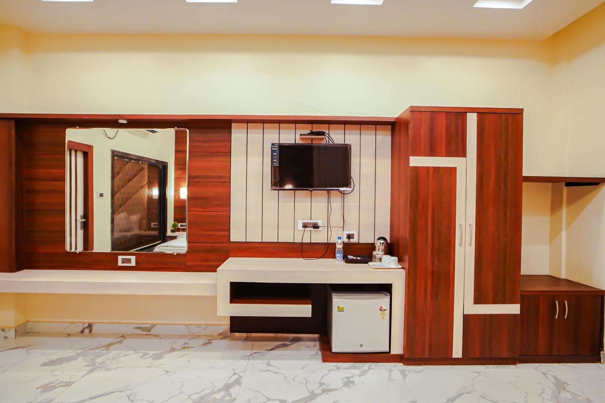 Prasant On Beach Resort !! Lift - Wifi -Restaurant-Parking Facilities-Newly Decorated Room !! 만다르모니 외부 사진