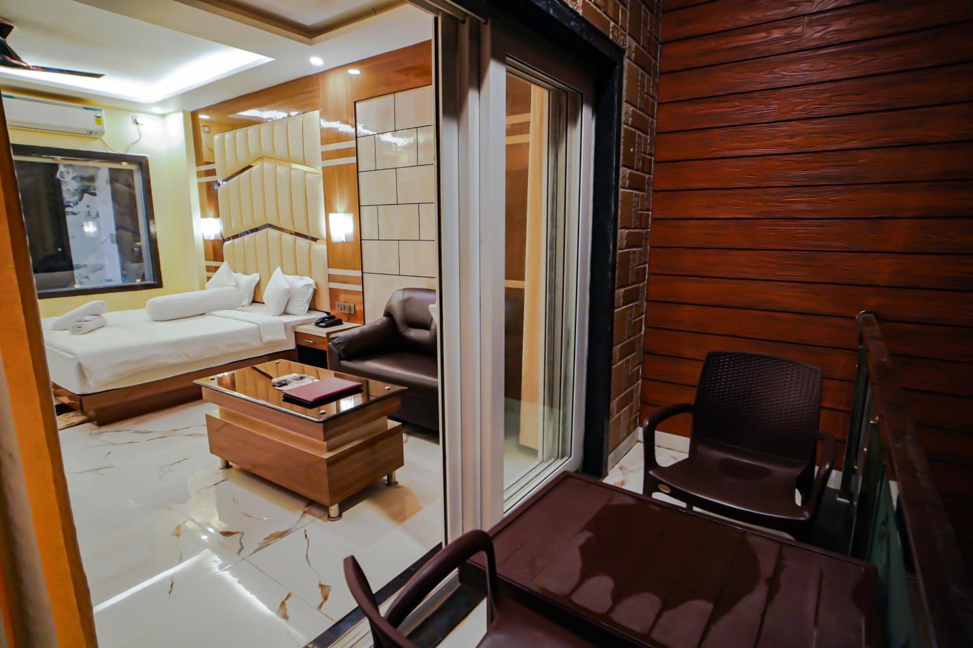 Prasant On Beach Resort !! Lift - Wifi -Restaurant-Parking Facilities-Newly Decorated Room !! 만다르모니 외부 사진