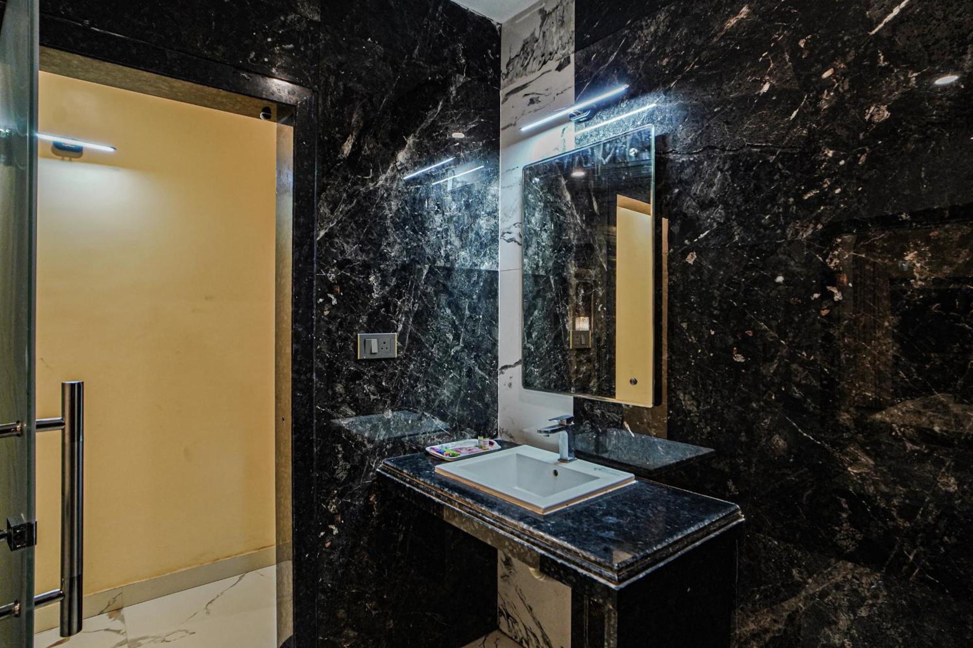 Prasant On Beach Resort !! Lift - Wifi -Restaurant-Parking Facilities-Newly Decorated Room !! 만다르모니 외부 사진