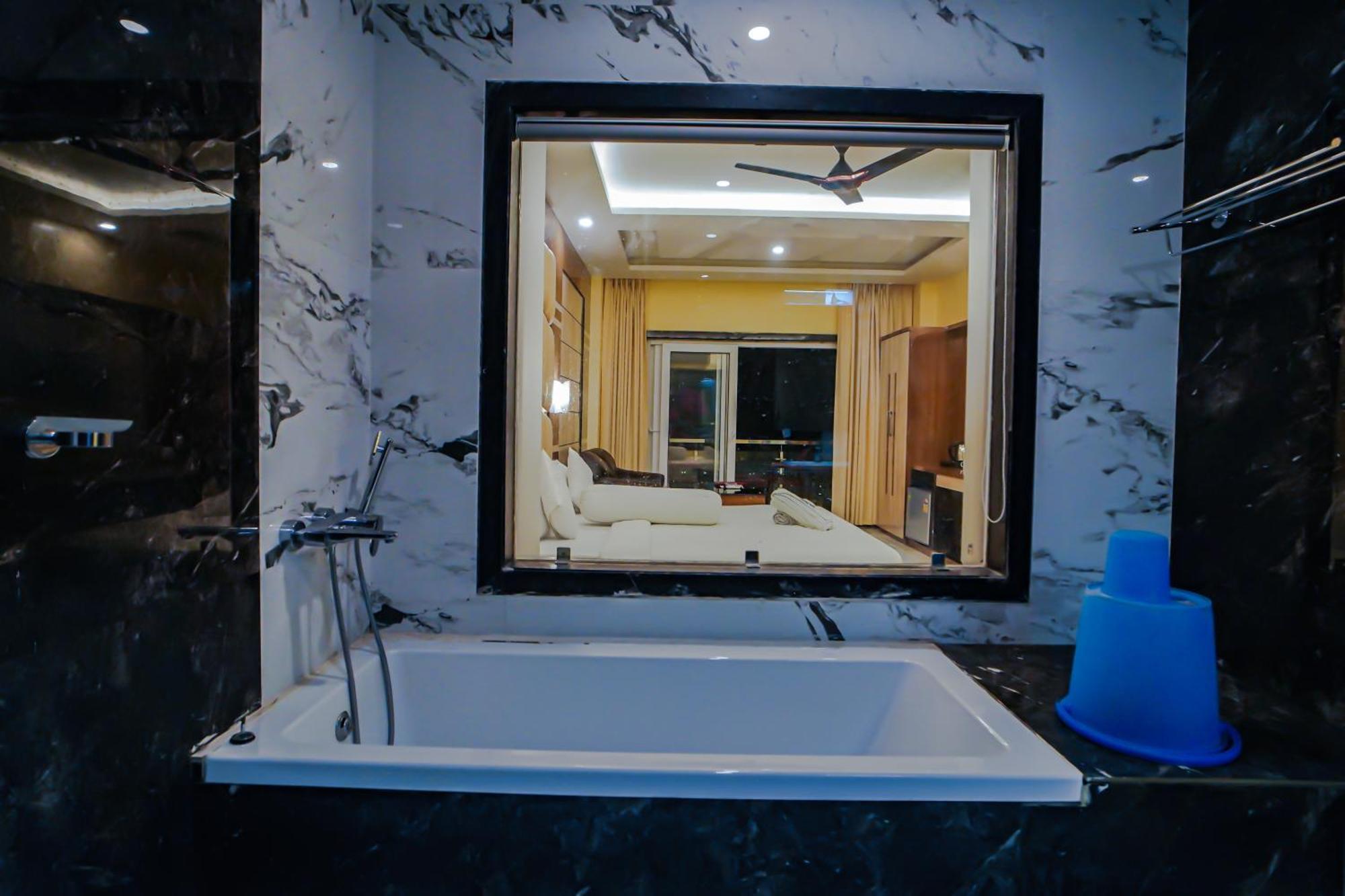 Prasant On Beach Resort !! Lift - Wifi -Restaurant-Parking Facilities-Newly Decorated Room !! 만다르모니 외부 사진