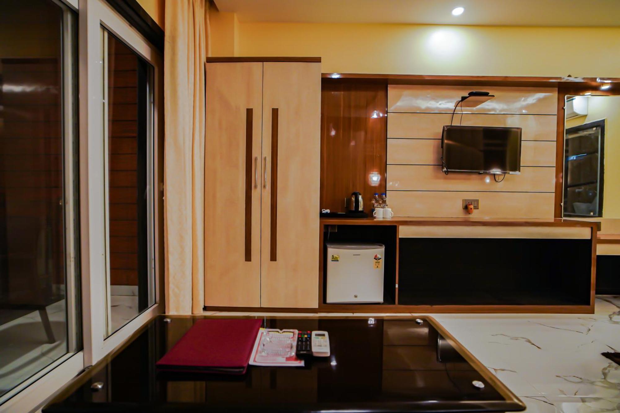 Prasant On Beach Resort !! Lift - Wifi -Restaurant-Parking Facilities-Newly Decorated Room !! 만다르모니 외부 사진