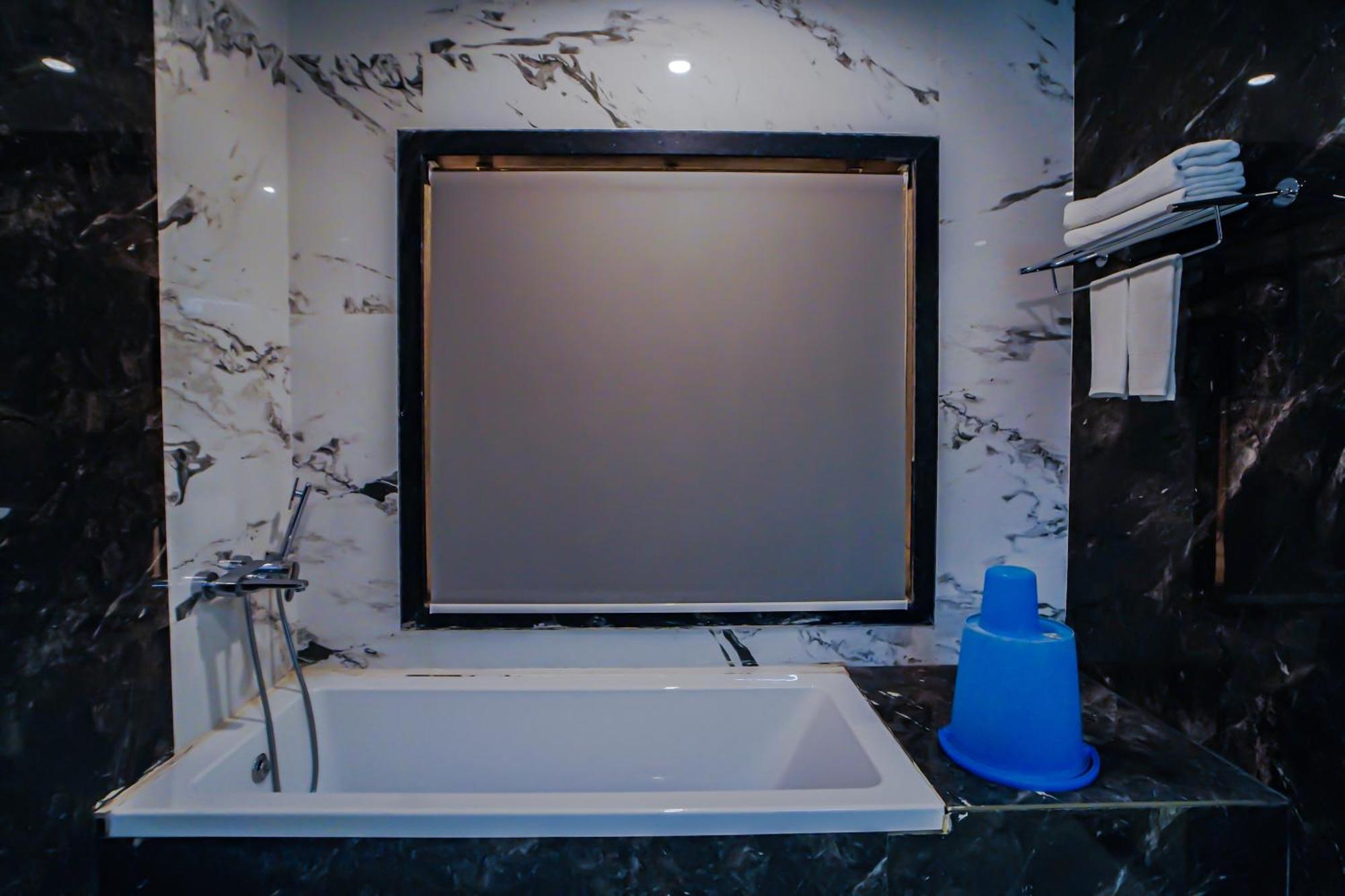 Prasant On Beach Resort !! Lift - Wifi -Restaurant-Parking Facilities-Newly Decorated Room !! 만다르모니 외부 사진