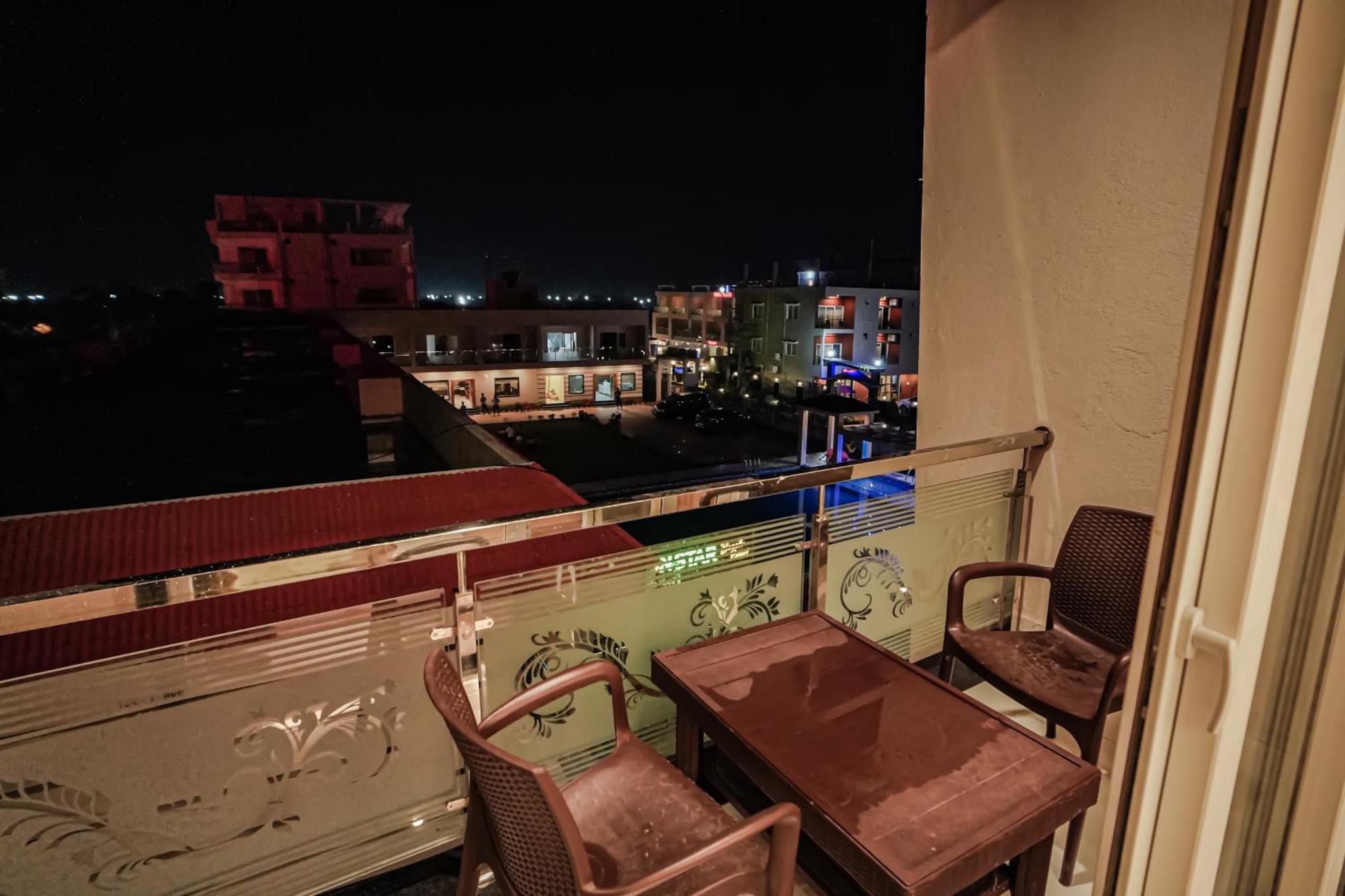 Prasant On Beach Resort !! Lift - Wifi -Restaurant-Parking Facilities-Newly Decorated Room !! 만다르모니 외부 사진