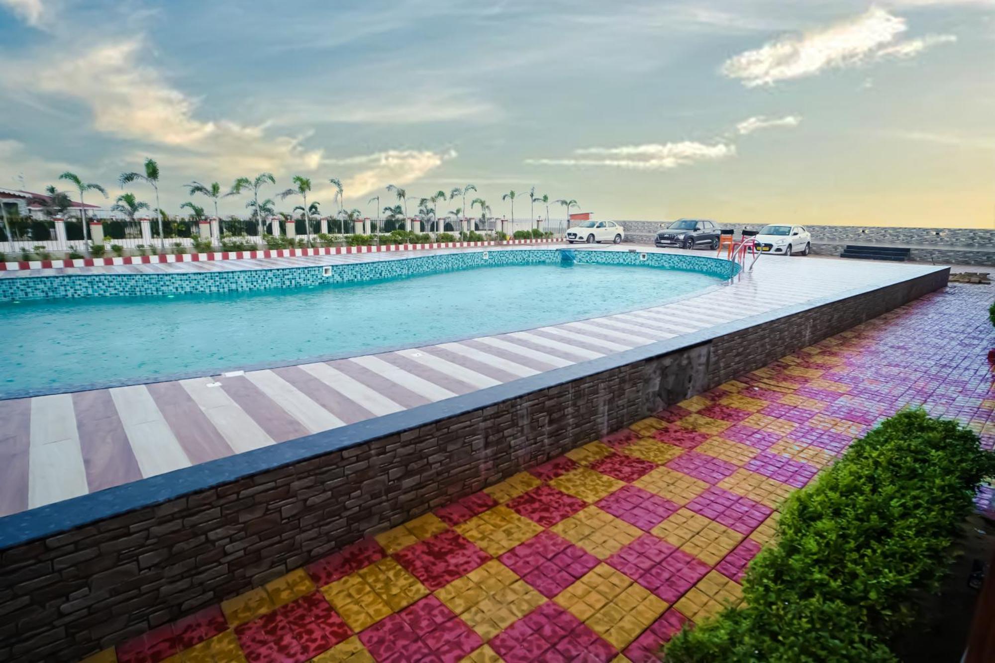 Prasant On Beach Resort !! Lift - Wifi -Restaurant-Parking Facilities-Newly Decorated Room !! 만다르모니 외부 사진